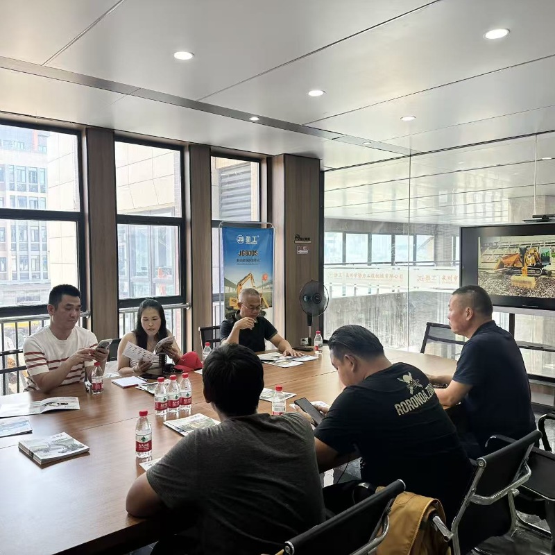 थाई रेलवे विशेषज्ञों के प्रतिनिधिमंडल ने रेलवे कटिंग मशीन के कुशल संचालन का दौरा और निरीक्षण किया