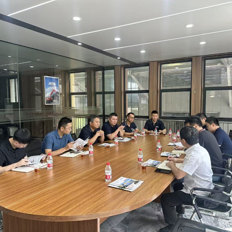 City leaders visited Jinggong Excavator Company, promoting a new chapter in foreign trade business