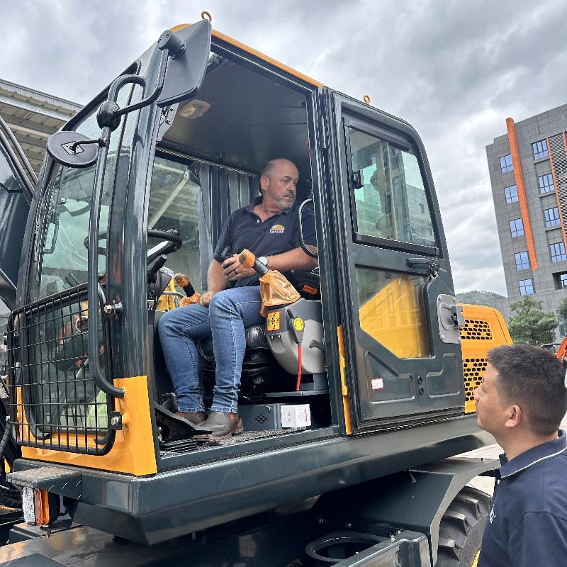 दक्षिण अफ्रीका के प्रतिष्ठित ग्राहकों के एक प्रतिनिधिमंडल ने जिंगगोंग रेलवे एक्सकेवेटर कंपनी का दौरा किया: अंतर्राष्ट्रीय सहयोग को गहरा करने और वैश्विक रेलवे निर्माण को समर्थन देने के उद्देश्य से।