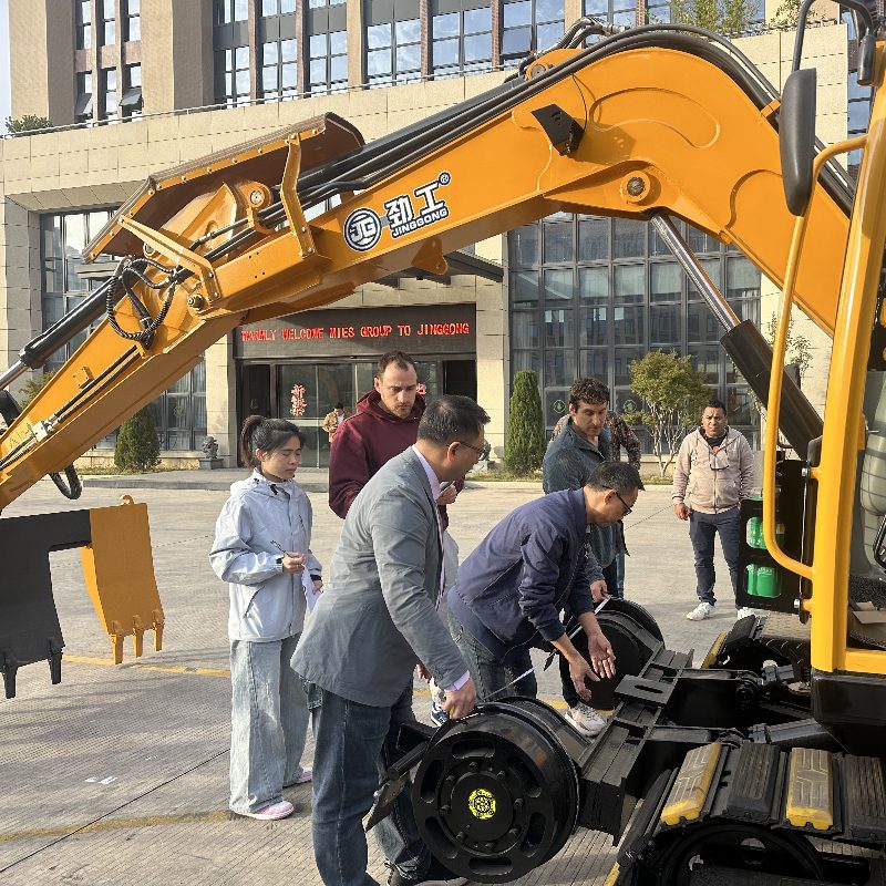 चिली के रेलवे प्रतिनिधिमंडल ने दक्षिण अमेरिकी बाजार में सहयोग को और गहरा करने के लिए जिंगगोंग रेलवे मशीनरी कंपनी लिमिटेड का दौरा किया।