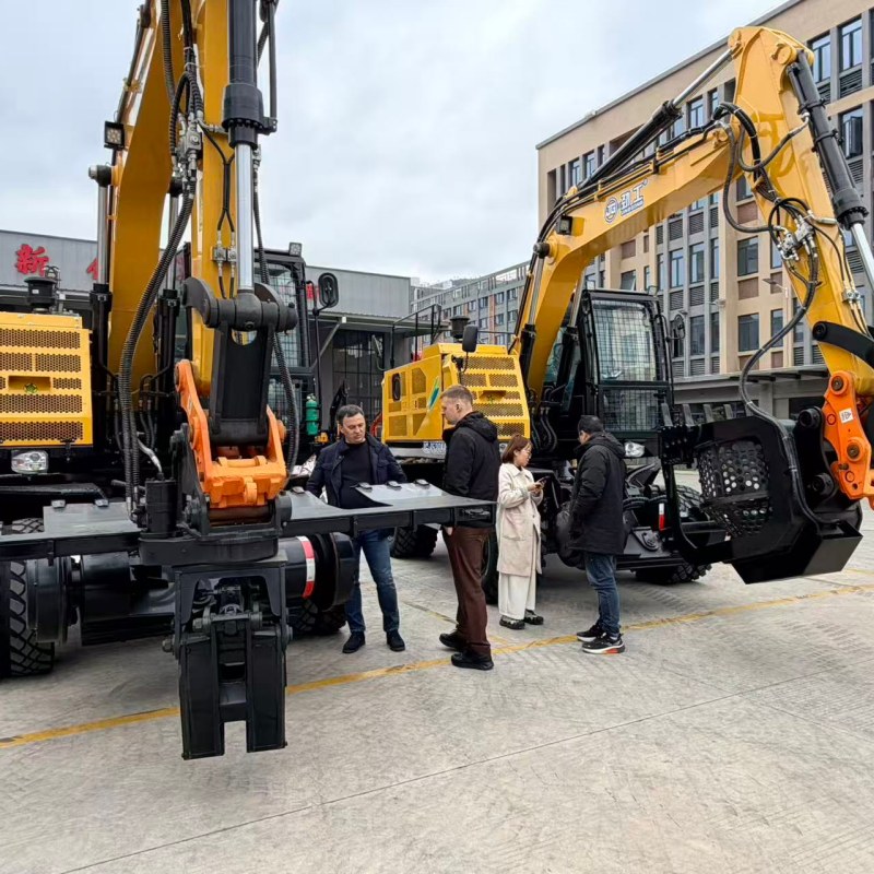 रूसी ग्राहकों ने रेलवे उत्खनन यंत्र उपकरण का निरीक्षण करने के लिए जिंगगोंग उत्खनन कंपनी का दौरा किया।