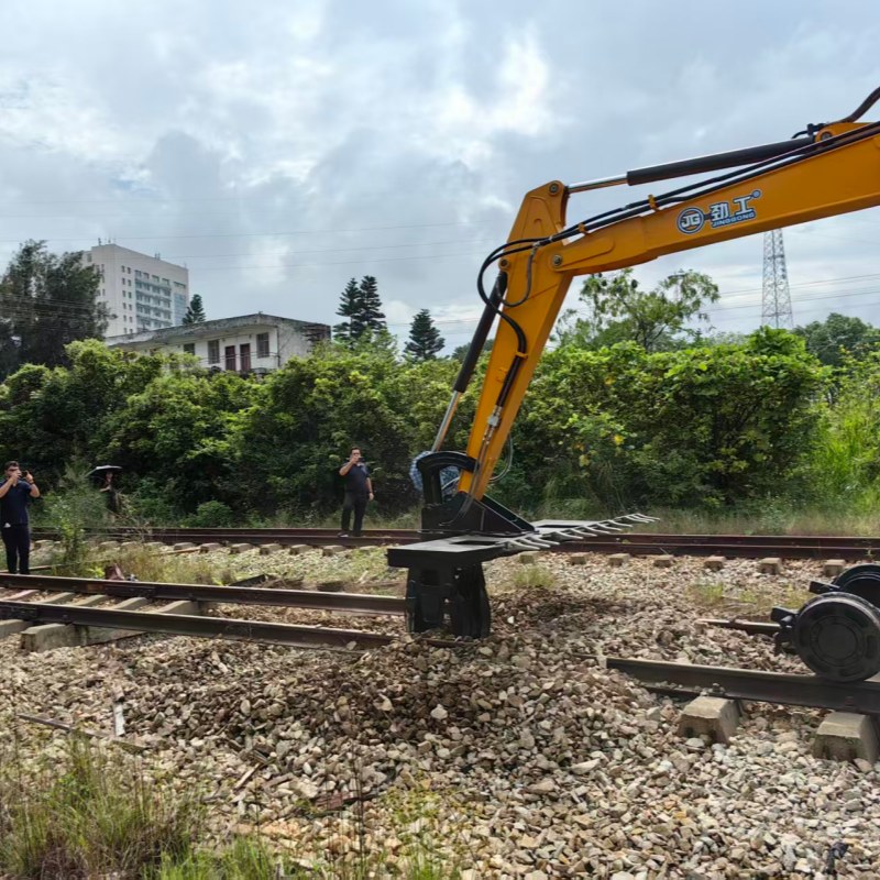 Customers praise JG80LT railway pillow excavator - efficient and flexible, the right hand of railway maintenance