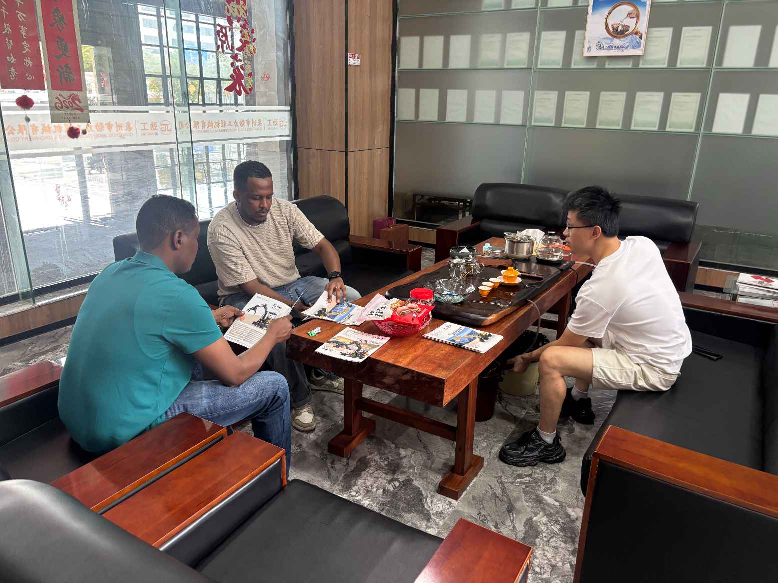 Canadian Procurement Delegation Visits Quanzhou JINGGONG Machinery Equipment Co., Ltd. for Factory Tour and Long-Term Cooperation Talks on Excavators and Earthmoving Equipment